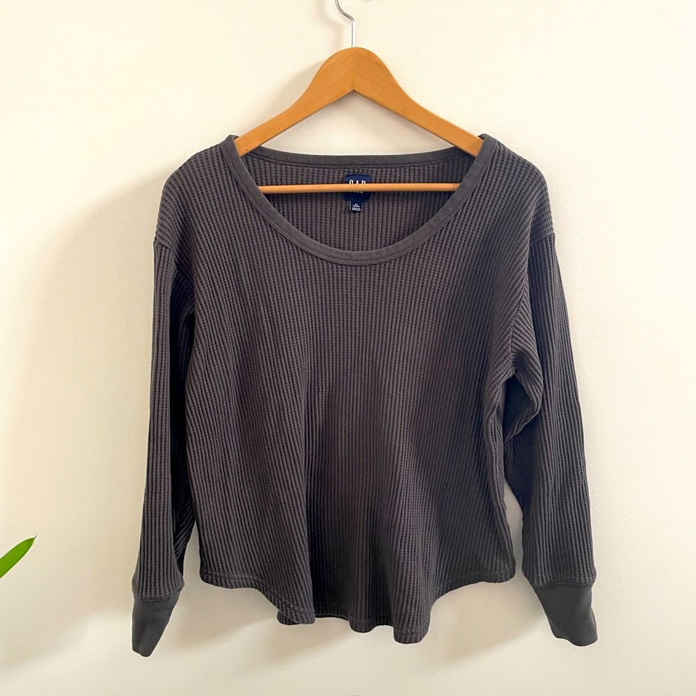 Waffle knit scoop neck grey Gap shirt.  Size Petite Small.
